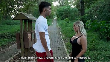 Blonde sucking a stranger'_s cock in the middle of an outdoor park