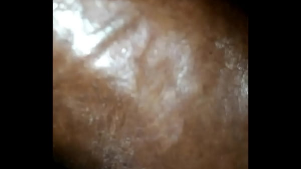 Pene negro haciendo boomerang 