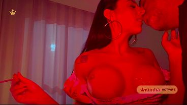 Rainha Hotwife humilha marido corno e se masturba com vibrador - Rainha hotwife fica cheia de tesao e com a buceta molha e faz o corninho chupar a buceta louca de tes&atilde_o.