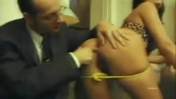 Play MP4 - Roberto Malone fodendo buceta com amigos