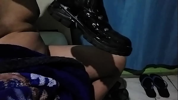 Gozei e depois lambia toda a porra no sapat&atilde_o do meu vizinho