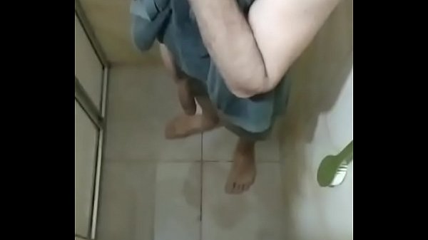 Play MP4 - C&acirc;mera escondida flagra puto peludo tomando banho