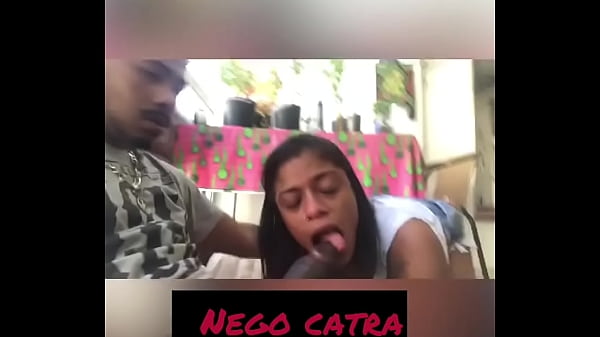 Peguei a minha vizinha carioca brincando de garganta profunda !!!! 