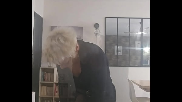 Coucou mon cochon tu me montre ta bite