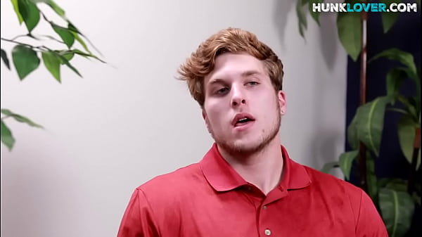 Muscular amateur cums after wanking in solo 