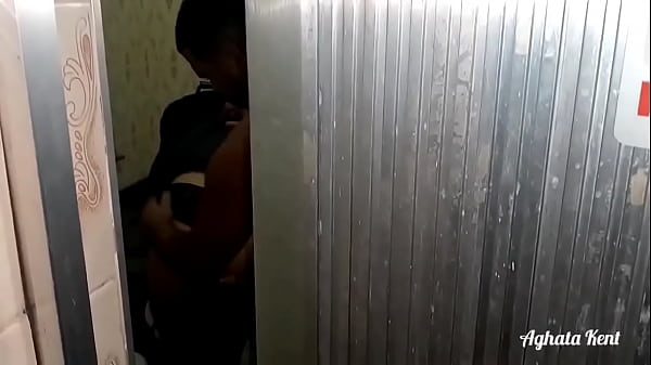 Policial sapatão_flagrada no banheiro fodendo comLeo ogro