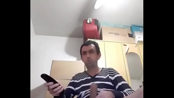 Trocando de roupa mostrando o Pau Grande de 25_cm Empinado jorrando leite Pau enorme nacueca branca preta e vermelha