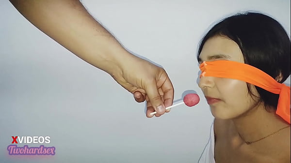 Enga&ntilde;o a mi hermanastra en rico juego de sabores y me pongo la polla en la boca al final le gusta y recibe lechita en su rostro