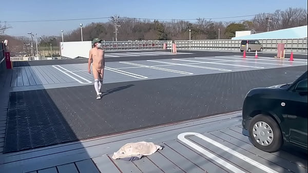 女装子まゆちゃんがどこかのショッピングセンターの屋上駐車場で青い空の下全裸になって露出プレイを楽しんでいる