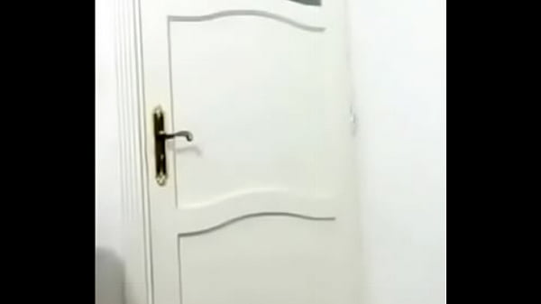 لبوة بتصلى و بتعرض جسمها