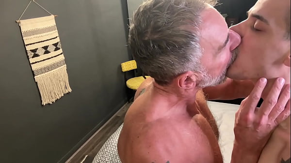 Play MP4 - TIAGO GA&Uacute;CHO - SILVER DADDY FUCK ME HARD 2