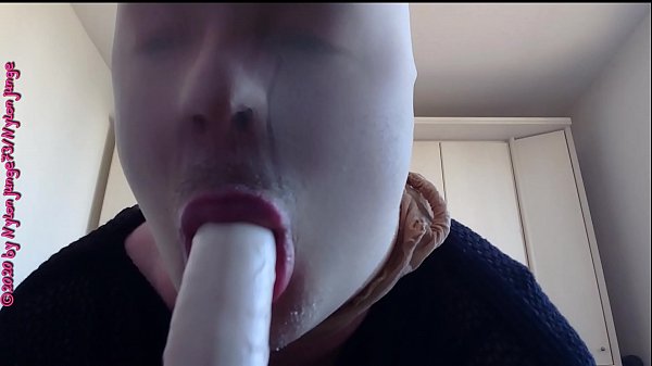 Mit Strumpfhosenmaske lutsche ich den dicken Dildo