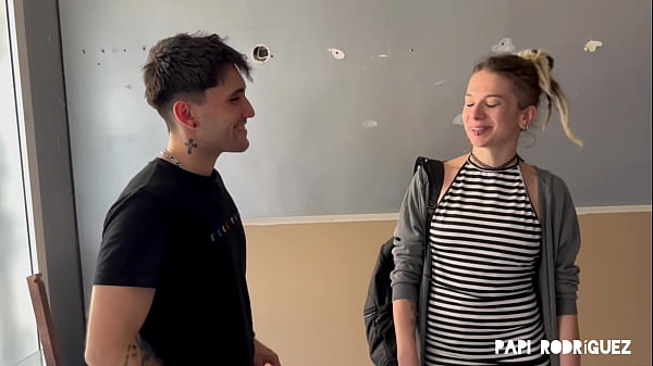 Hermosa chica italiana eva fay viene al estudio de papi cachonda y putita termina follada trag&aacute;ndose toda la leche