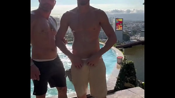 Wataa nesse ver&atilde;o nada melhor do que uma suruba com os amigos na piscina voc&ecirc; viria ️ 