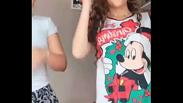 Se le ve la vagina bien gorda cuando baila 