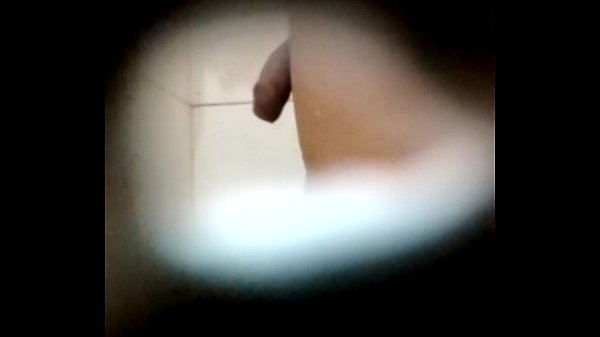 Caminhoneiro Gozando no Banho.