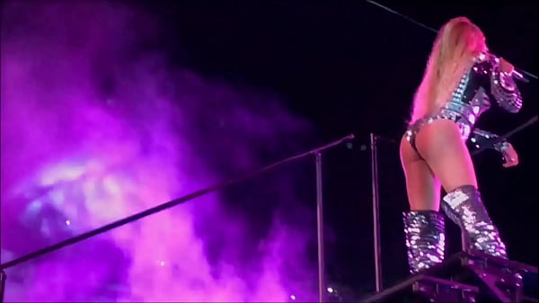 Beyonc&eacute; Bending That Ass Over In Black 