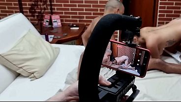 Play MP4 - Bastidores da grava&ccedil;&atilde;o com a novinha gata Jenifer Carioca fazendo papel de namorada do Jr Doidera pra foder com o amigo que gozou 2 vezes