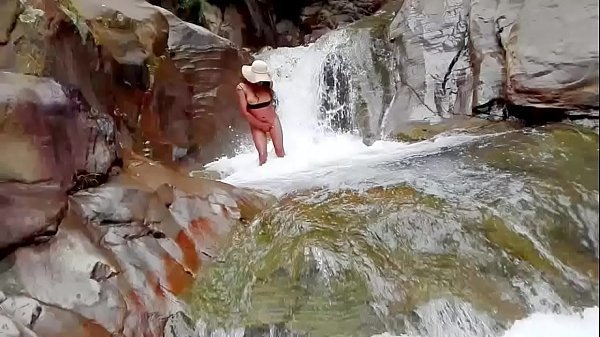 Lilyantoma unbaño al aire libre deseosa de_sexo