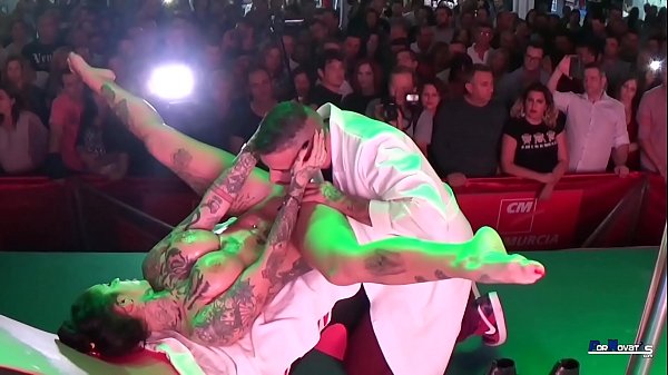 Play MP4 - SHOW COMPLETO MILF ESPA&Ntilde;OLA TATUADA CON GRANDES TETAS FOLLANDO EN PUBLICO DESDE BARCELONA