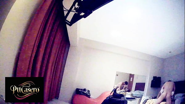 En el telo para fornicarla 