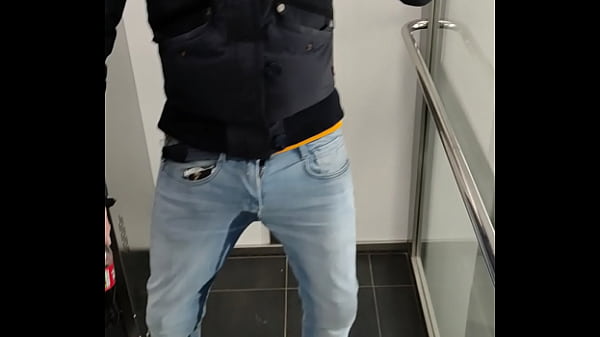 Play MP4 - Pissing in elevator