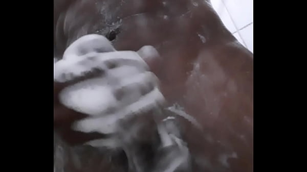 Play MP4 - Dotado fazendo voc&ecirc; gozar em 1 min neg&atilde;o gostoso no banho com pau muito duro gozando gostoso