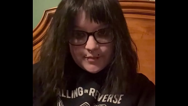 Nonton Stoner Nerdy Goth Shyly Shows Off Her Titties! thumbnail