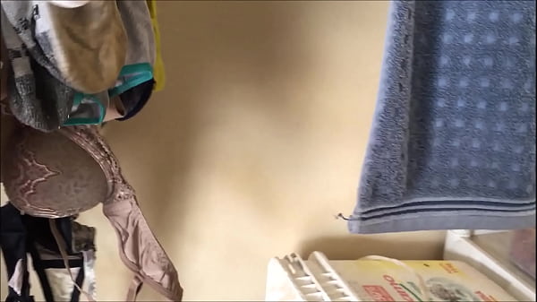 Play MP4 - Cdzinha LimaSp na casa de um amigo de trabalho sozinho aproveitei para ir ao quarto da suzana filha dele de 23 anos