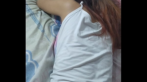 Play MP4 - Morena Hermanastra siente que algo grande esta entrando dentro de su co&ntilde;o&comma; vaya sorpresa&comma; es la enorme polla de su hermanastro