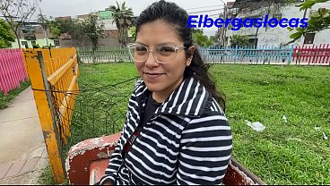 Encontre a la mejor amiga de mi esposa en el parque y resulto que era una amante del sexo