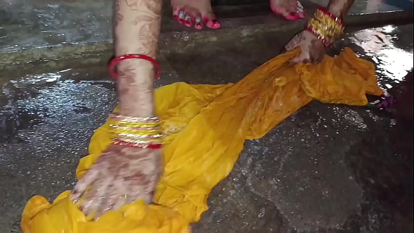 Play MP4 - कामोत्तेजक भाभी बाथरूम में पेशाब करती हुई हिंदी में अश्लील