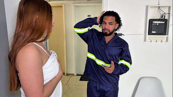 Play MP4 - INFLUENCER TRANSA COM ELETRICISTA