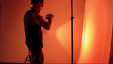 Nonton Fotografiando A La Chica Nueva Venus Midnight, Primero Le Da Pena Luego Me Folla De Maravilla thumbnail