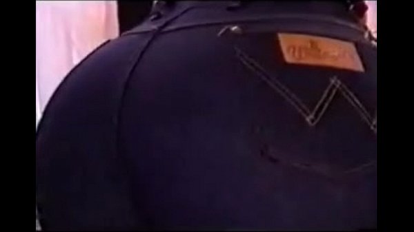 Play MP4 - two long and loud sexy farts