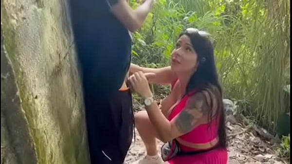 Rebekah Vaz Aprontando Na Rua Uma Sacanagem thumbnail