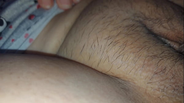 O corno pediu para encher a buceta da sua esposa de porra 