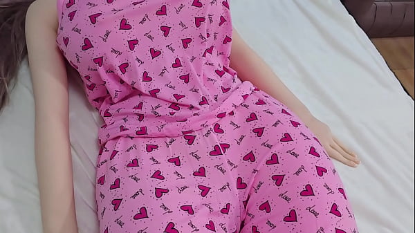 Play MP4 - Mi Hermosa Hijastra Descansando se ve Deliciosa en su Pijama Rosa