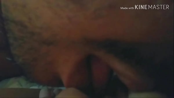 Chupando a buceta lisinha