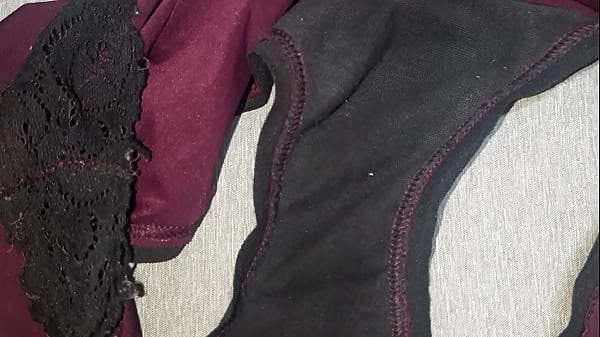 Mi_amiga me_prestó_sus calzones usados para masturbarme hasta venirme