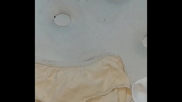 masturbandome con_los pantys de mi novia_y me vengo en los de mi_cuñada