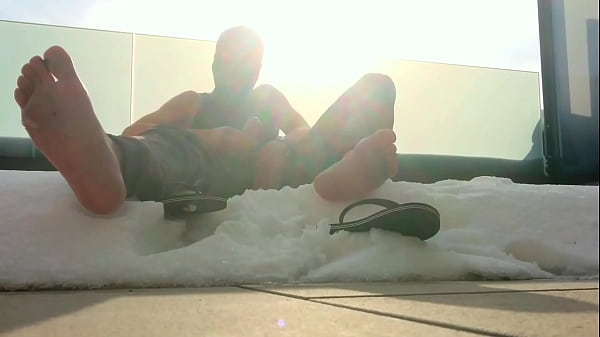 wank in flip flops in the snow 