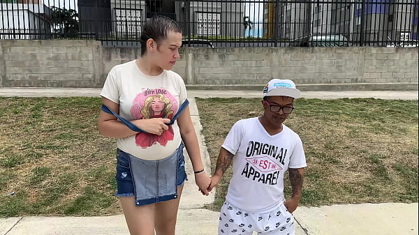 Nonton Estoy Follando Con Mi Rica Latina Novia En Casa De Sus Padrastros, Mientras Le Estoy Llenando Su Enorme Y Rico Culo De Leche Llegan Inesperadamente Y Tengo Que Esconderme R&aacute;pidamente En Su Armario thumbnail