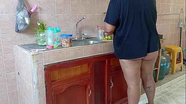 Vecina Se&ntilde;ora gordibuena en la cocina  del departamento de al lado 