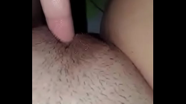 Masturbandose  con los dedos intensamente 