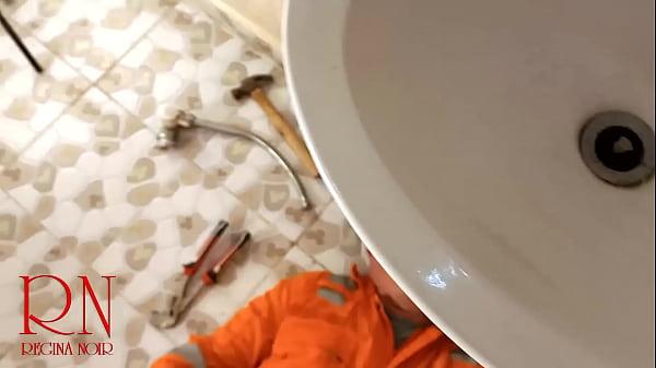 Play MP4 - Housewife without panties seduces plumber&period; c 3