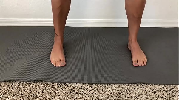 Freaky cougar twerking her big ass