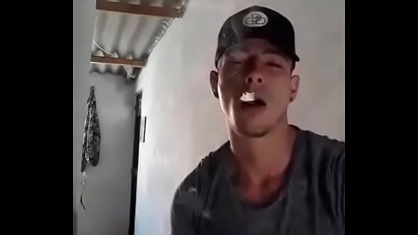 Boy fumando em v&iacute;deo 