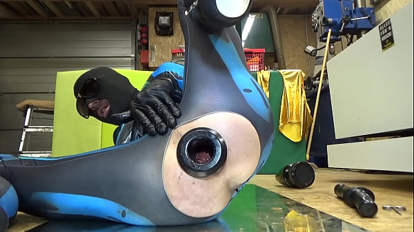 Play MP4 - Extremeslut66 furzt durch einen Tunnel-Plug und schiebt sich einen langen Dildo w&auml;hrenddessen in den Arsch