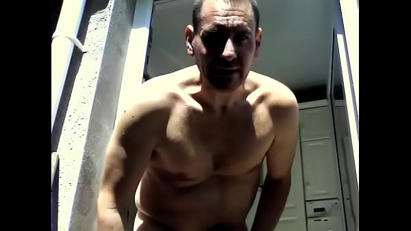 Play MP4 - having a risky wank in the sunshine